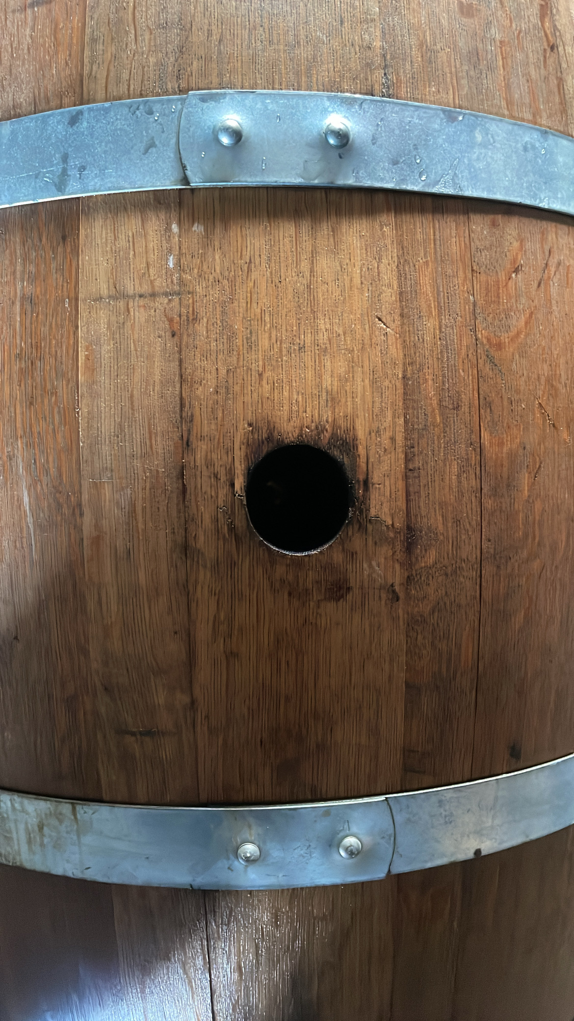 Barrique de chêne dans la cave du Clos Valentine, vinification naturelle